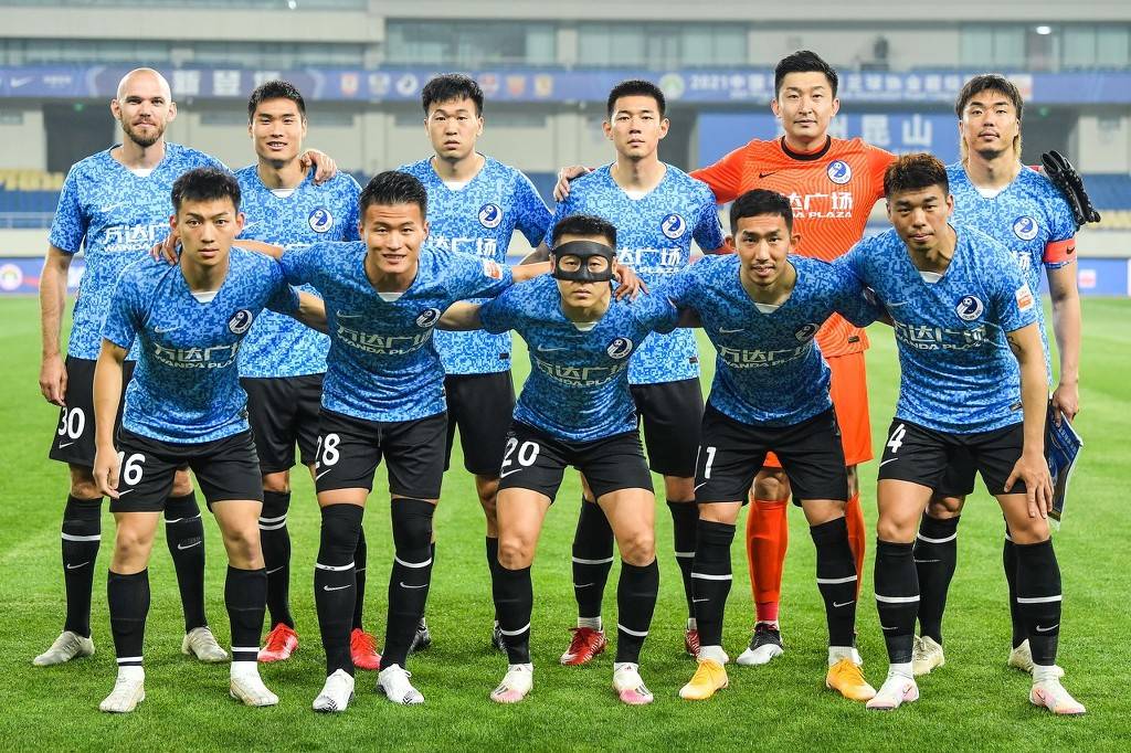 1-1战平，利物浦丢三分！英超积分榜：切尔西1-3惨败，阿森纳稳居榜首（1-1收场，利物浦无缘三分；英超榜单：切尔西1-3遭惨败，阿森纳继续领跑）